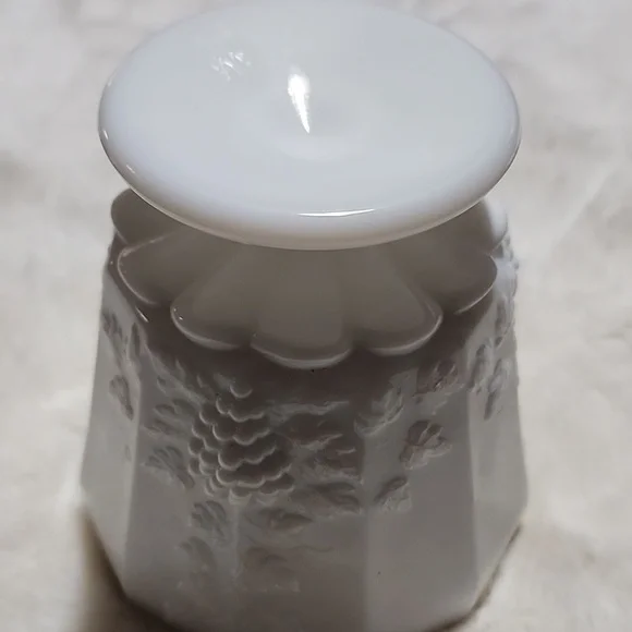 Vintage Westmoreland Paneled Grapevine White Milk Glass Decorative Vase. - Picture 3 of 5